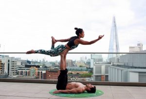 Le yoga en couple séduit de plus en plus